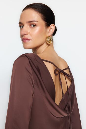 Trendyol Collection Hnědá záda Detailní saténová tkaná halenka TWOAW24BZ00286