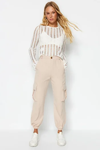 Trendyol Collection Beigefarbene Hose aus gewebtem Stoff mit Cargotaschen TWOAW24PL00234
