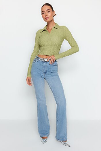 Trendyol Collection Grüne, figurbetonte, kurze Strickbluse mit Polokragen aus strukturiertem Premium-Stoff TWOAW24BZ00031