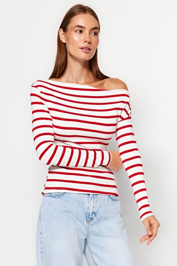 Trendyol Collection Piros csíkos prémium puha szövetből készült csónaknyakú kötött blúz TWOAW24BZ00227