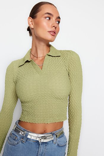 Trendyol Collection Grüne, figurbetonte, kurze Strickbluse mit Polokragen aus strukturiertem Premium-Stoff TWOAW24BZ00031