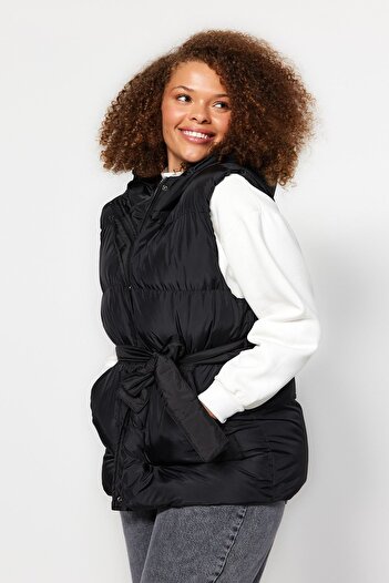 Trendyol Curve Μαύρο γιλέκο Puffer με κουκούλα - κανονική εφαρμογή, ζώνη TBBAW24BH00000