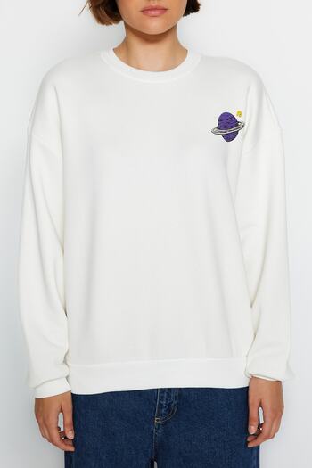 Trendyol Collection Bílá tlustá fleecová mikina s potištěným výstřihem s výstřihem Regular/Normal Fit Pletená mikina TWOAW24SW00175