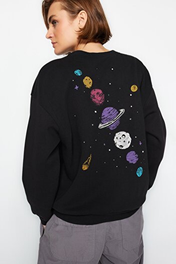 Trendyol Collection Black Thick Fleece Inside Printed Crew Neck Regular/Normal Fit Knitted Sweatshirt TWOAW24SW00175