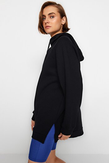 Trendyol Collection Fekete kapucnis oversize bordás kötött pulóver TWOAW23SW00439