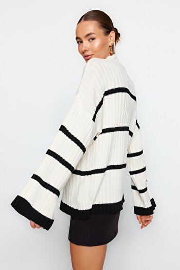 Trendyol Collection Ecrufarbener Strickpullover mit Streifen in weiter Passform - TWOAW24KZ00557