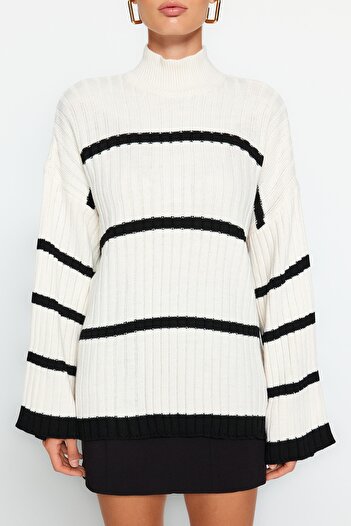 Trendyol Collection Ecrufarbener Strickpullover mit Streifen in weiter Passform - TWOAW24KZ00557