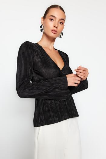 Trendyol Collection Чорна плісирована блуза з двобортним застібкою з рюшами і V-подібним вирізом TWOAW24BZ00278