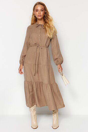 Trendyol Modest Φόρεμα υφασμένο με στρώσεις ανοιχτό καφέ με κορδόνια TCTAW22EB0136