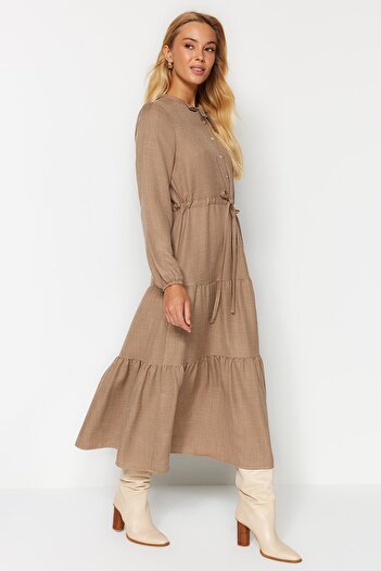 Trendyol Modest Φόρεμα υφασμένο με στρώσεις ανοιχτό καφέ με κορδόνια TCTAW22EB0136