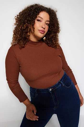 Trendyol Curve Καφέ όρθιος γιακάς Bodycone/Body-Fit Πλεκτή Μπλούζα Plus Size TBBAW23AF00003