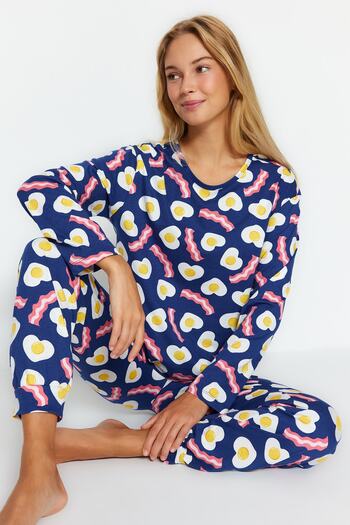 Trendyol Collection 100% pamut sötétkék pizsama szett - reggeli mintás póló és nadrág THMAW24PT00102