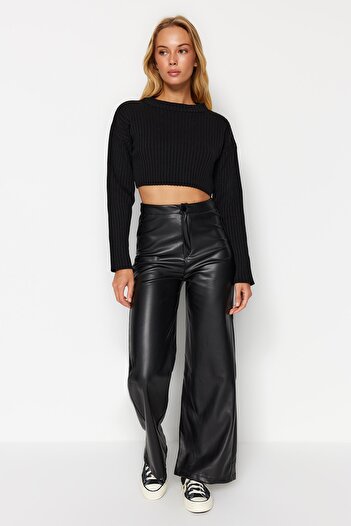 Trendyol Collection Detailní pletené kalhoty se širokou kapsou z umělé kůže TWOAW24PL00103