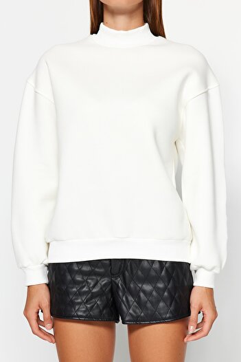 Trendyol Collection Ecrufarbenes Strick-Sweatshirt mit Stehkragen – Relaxed Fit