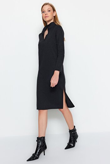 Trendyol Collection Antracytowa Saloniki/Dzianina Sukienka Midi zapinana na zamek, wysoki kołnierz i rozcięcie TWOAW24EL00597