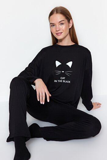 Trendyol Collection Černo-bílá 100% bavlna s potištěným pleteným pyžamem THMAW22PT0611