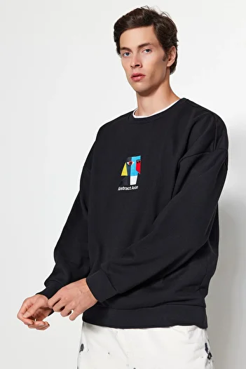Trendyol Collection Crew Neck Fleece Oversize Sweatshirt - Minimal Art Print, Black TMNAW24SW00020