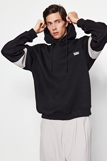 Trendyol Collection Černá overSize fleecová mikina se štítkem – barevný blok, teplá TMNAW24SW00128