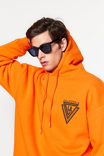 Trendyol Collection Φούτερ με κουκούλα από φλις πορτοκαλί κολεγίου - 100% βαμβάκι TMNAW24SW00063