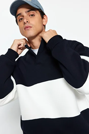 Trendyol Collection Marineblaues, übergroßes Pullover mit Farbblockdesign, Stehkragen, Fleece TMNAW24sw00160