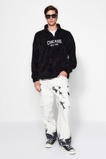 Trendyol Collection Černá oversize/široký střih s límečkem Městská výšivka Fleecová mikina proti žmolkování Tmnaw24Sw00035