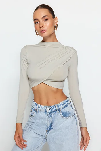 Trendyol Collection Ανοιχτό πέτρινο γιακά με περιτύλιγμα και κλείσιμο με ντραπέ Crop μπλούζα TWOAW24BZ00164