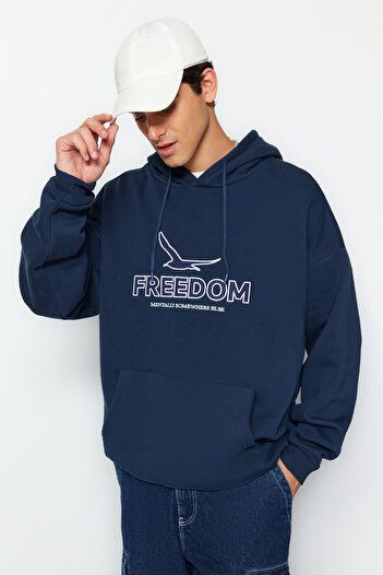 Trendyol Collection Індіго з капюшоном вишитий флісовий світшот великий розмір теплий збереження TMNAW24SW00075