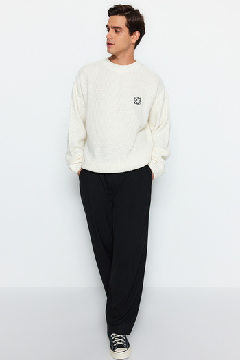 Trendyol Collection Ecrufarbener, bestickter Oversize-Strickpullover mit Rundhalsausschnitt - TMNAW24KZ00032