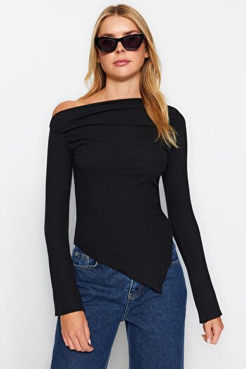 Trendyol Collection Schwarze, drapierte, asymmetrische Strickbluse mit langen Ärmeln und U-Boot-Ausschnitt TWOAW24BZ00393