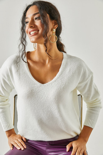 Olalook Women's Ecru V-Neck Soft Textured Knitwear Sweater KZK-19000598