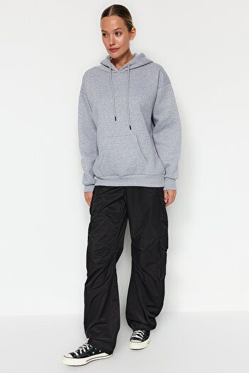Trendyol Collection Γκρι μελανζέ χοντρό φλις εσωτερικά Oversize/Wide Fit με κουκούλα Basic πλεκτό φούτερ TWOAW24SW00103