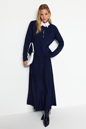 Trendyol Modest Sada svetříku a sukně z úpletu v námořnické modré - zapínání na knoflíky TCTAW24US00043