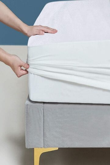 Omak Liquid-Proof Full Edge Mattress Protector with Skirt
