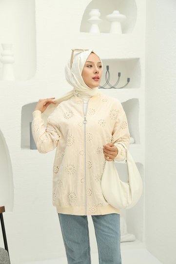سترة بغطاء وياقة بومبر وجيب مزين بأحجار اللؤلؤ
