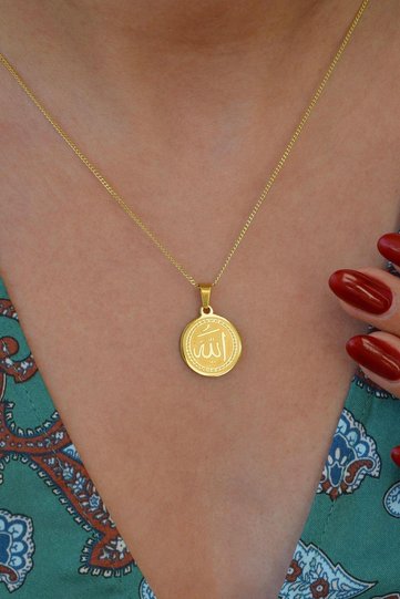 قلادة مكتوب عليها الله باللون الذهبي