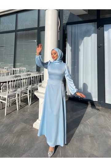 فستان ستان بتفاصيل سلسلة من الحجر الجانبي/فستان سهرة
