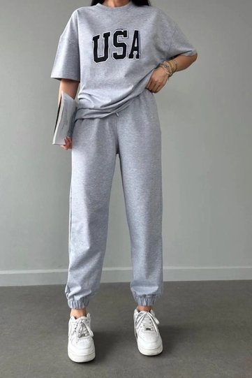 بنطلون رياضي USA T-shirt Jogger - بدلة رياضية رمادية مطبوعة من الأسفل ورقبة دائرية كبيرة الحجم