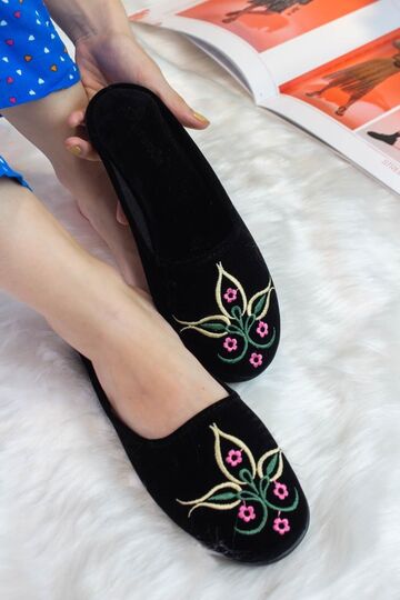 Women's Indoor Slippers Winter Indoor Soft Comfortable Slippers Embroidered Maternity Dowry Guest Slippers