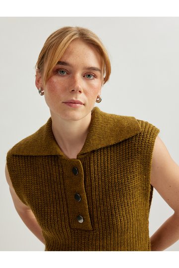 سويت شيرت بياقة بولو بدون أكمام مع تفاصيل نصف زر