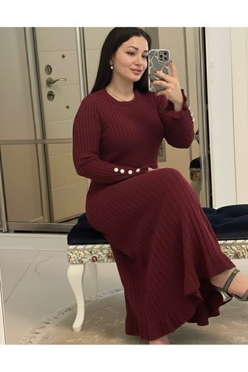 فستان تريكو قماش مجدّل برقبة دائرية باللون الأحمر الداكن
