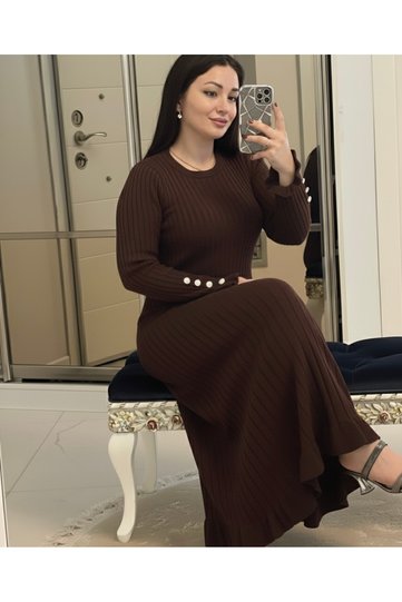 فستان تريكو قماش مجدّل برقبة دائرية باللون البني