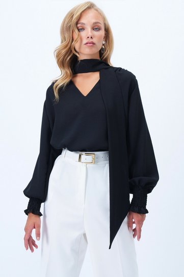 بلوزة نسائية سوداء برقبة على شكل حرف V ورباط من الأسفل من Gipeli Moss Crepe Alc-X14367