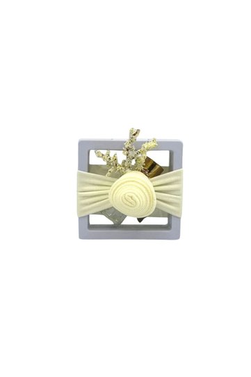 Plastic frame favors with white musk and small pieces of oud, arranged in a set of 12 pieces (a full dozen).