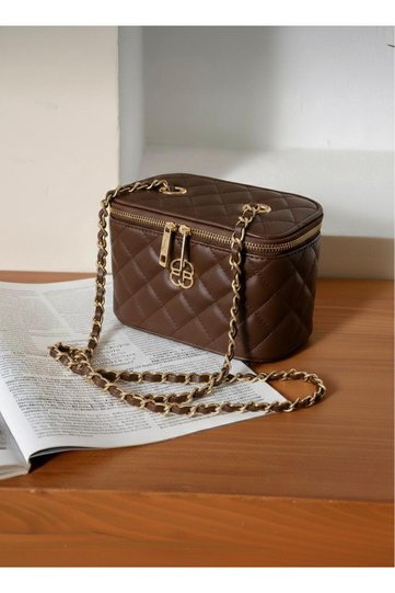 A shoulder bag that will add value to your style with its elegant design and quality texture