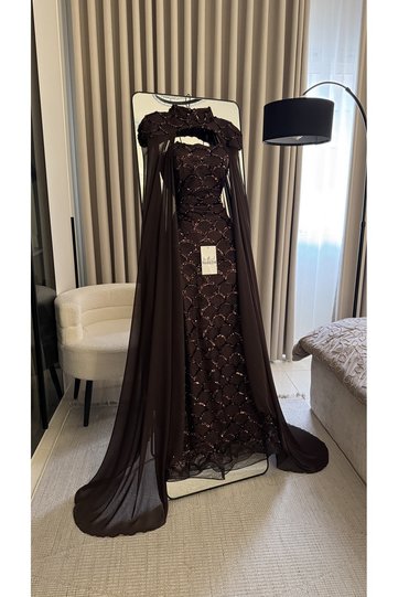 Evening dress with a modern design and a classic cut