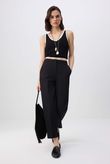 بنطلون قماش السجائر ذو سطح ساتان من المجموعة الخاصة باللون الأسود TWOSS26PL00030