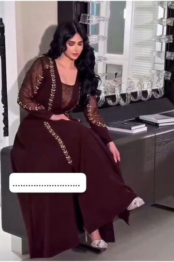 فستان خمري عميق يمنح الفستان حضورًا دافئًا وفخمًا.