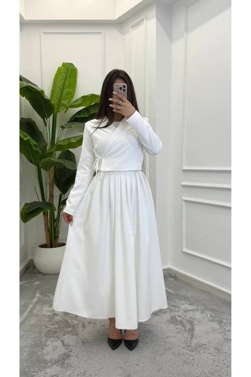 بدلة مع تنورة جانبية