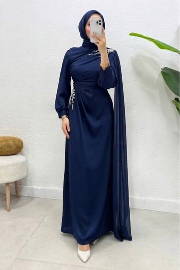 فستان سهرة من قماش جانجان بتفاصيل حجرية من ديوريس - أزرق داكن