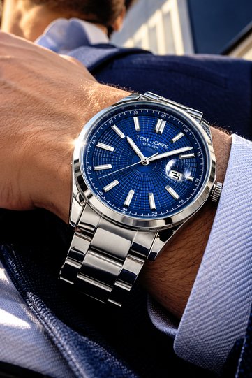Original Gift Men's Wristwatch with Calendar Silver Color Steel Band 3 Atm Water Resistance Tje4126C8